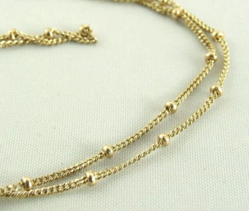 Gouden collier met balletjes
