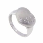 Wit gouden harten ring met diamanten