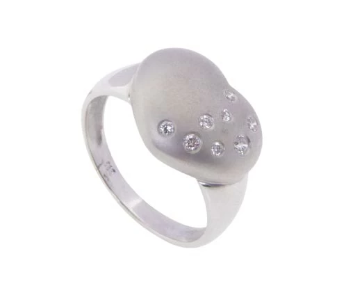 Wit gouden harten ring met diamanten