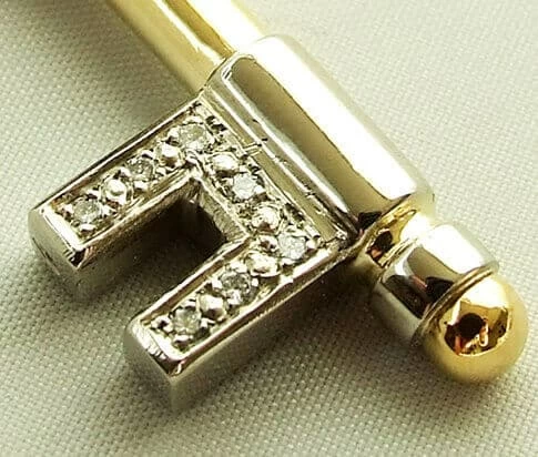 Gouden diamanten hanger sleutel