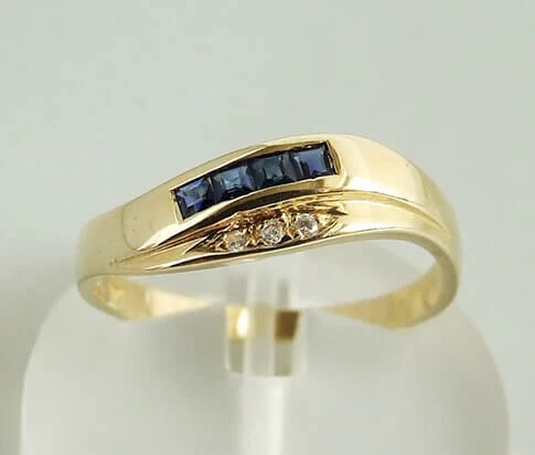 Gouden ring met saffier en diamant