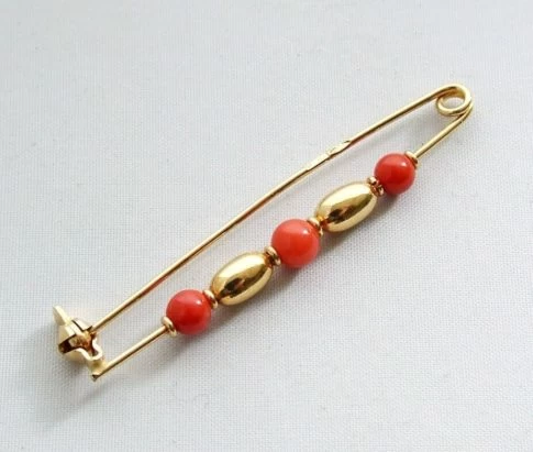 18 karaat broche met bloedkoraal