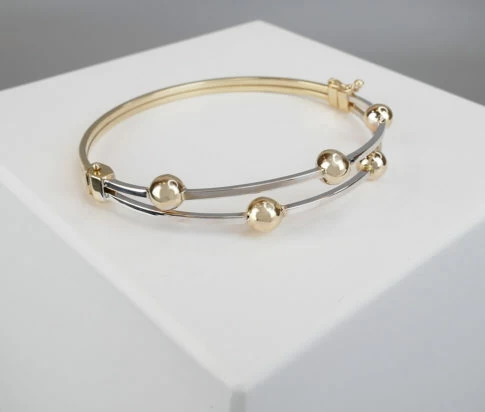 Bicolor slavenarmband met balletjes