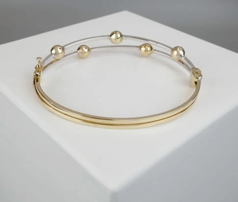 Bicolor slavenarmband met balletjes