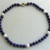 Collier met parels en lapis lazuli
