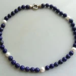 Collier met parels en lapis lazuli