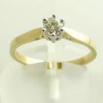 Geel gouden diamanten ring met klauwzetting Geel gouden diamanten ring met klauwzetting