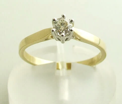 Geel gouden diamanten ring met klauwzetting