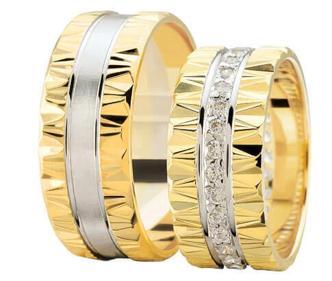 Geribbelde trouwringen rondom diamanten