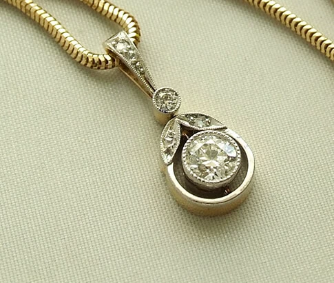 Gouden collier met diamanten art deco hanger