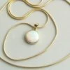 Gouden collier met opaal hanger