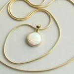 Gouden collier met opaal hanger