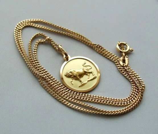 Gouden collier met stier hanger
