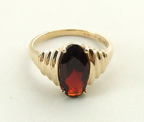 Occasion geel gouden ring met granaat