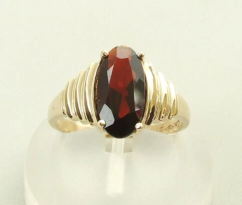 Occasion geel gouden ring met granaat