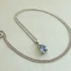 Wit gouden collier met saffier hanger