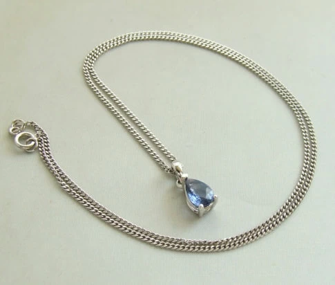 Wit gouden collier met saffier hanger