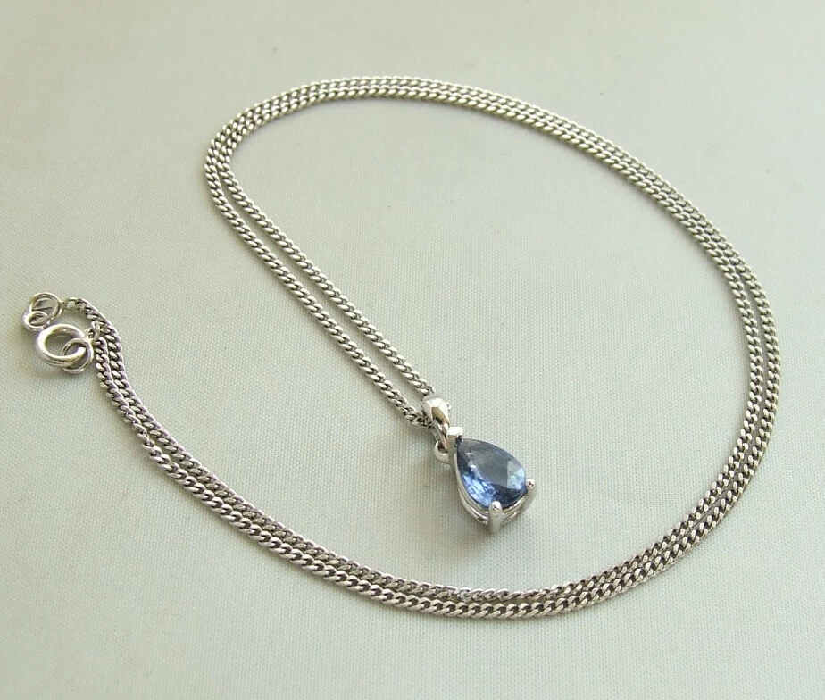 Wit gouden collier met saffier hanger