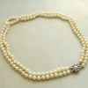 Parel collier met saffier en diamanten slot