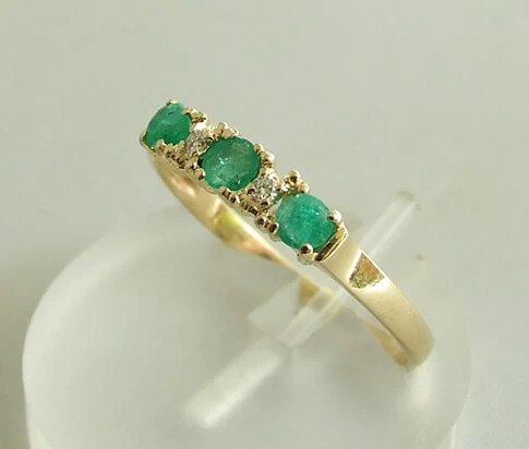 Gouden ring met smaragd en diamanten