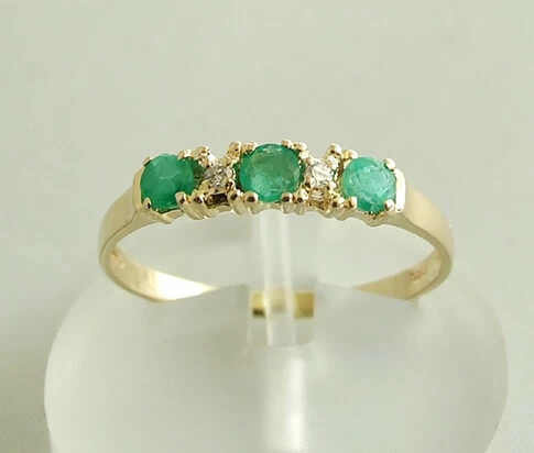 Gouden ring met smaragd en diamanten
