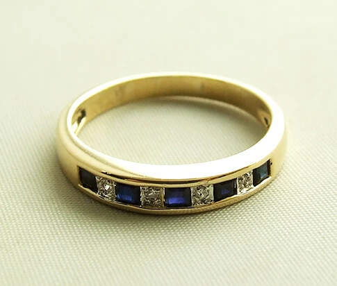 Geel gouden ring met diamant en saffier