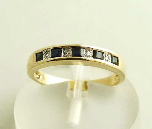 Geel gouden ring met diamant en saffier