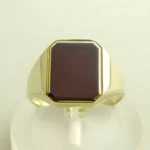 Gouden zegelring met paarse lagensteen