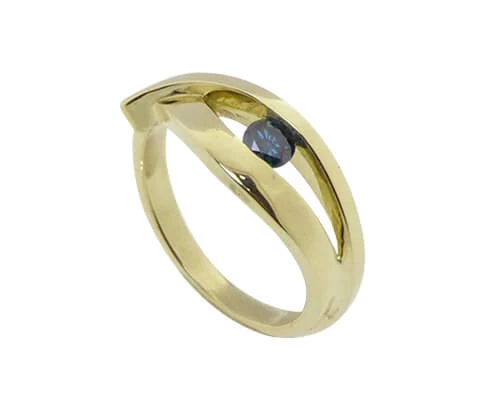 Geel gouden ring met blauwe diamant