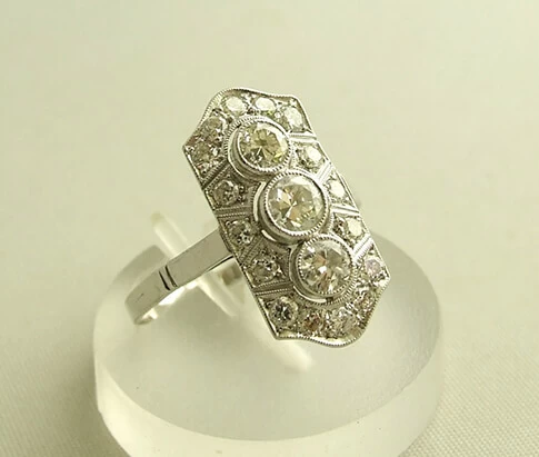 Wit gouden art deco ring met diamanten