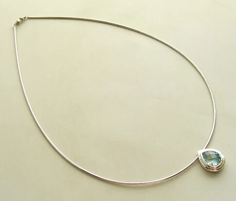Wit gouden collier met topaas