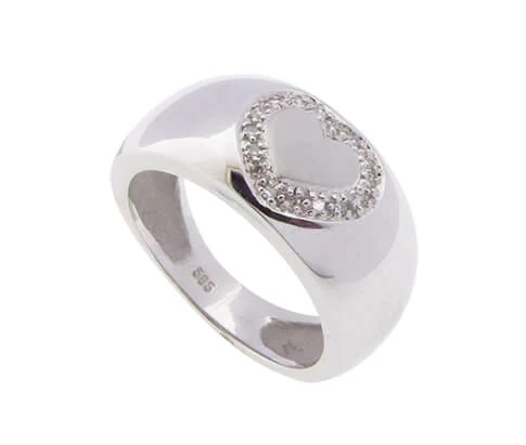 Wit gouden harten ring met omringende diamanten