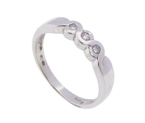 Wit gouden ring met 3 briljanten