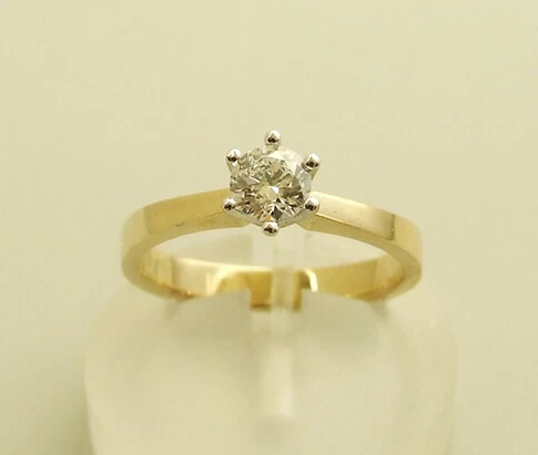 Geel gouden solitair diamanten ring