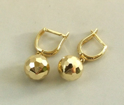 Gouden oorbellen met balletjes