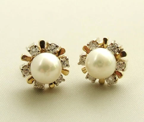 Gouden parel oorbellen met diamanten
