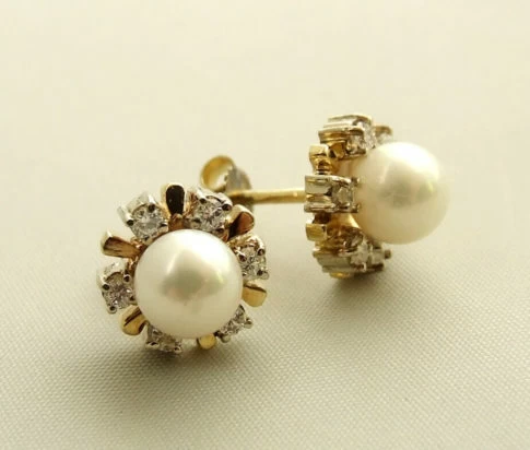 Gouden parel oorbellen met diamanten