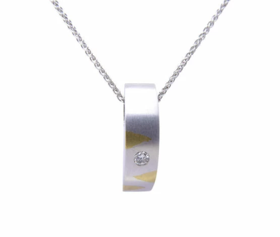 Wit gouden gebogen hanger met diamant