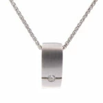 Wit gouden hanger met diamant