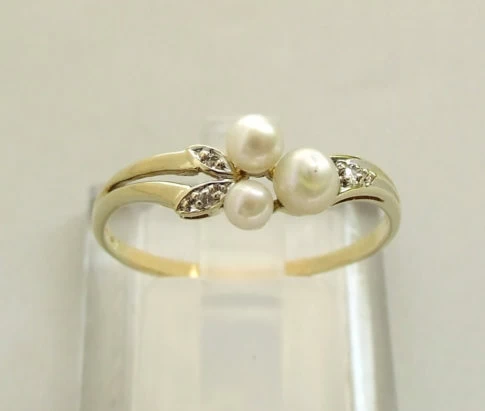 Geel gouden ring met parel en diamant