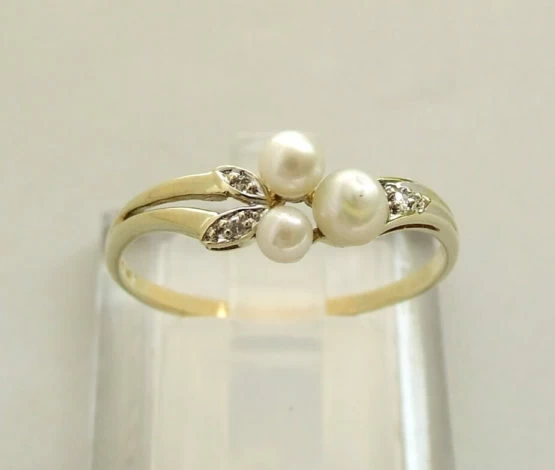Geel gouden ring met parel en diamant