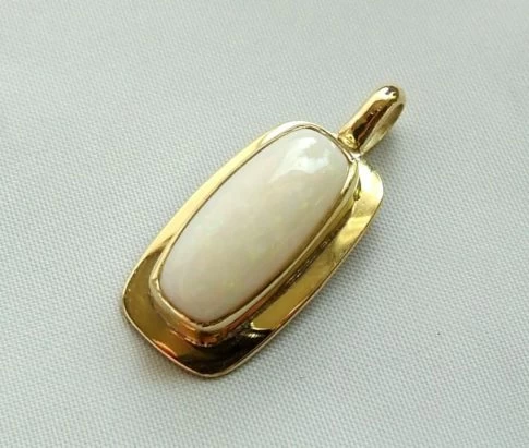Gouden opaal hanger