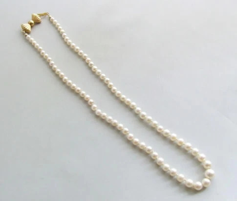 Parel collier met gouden strik slot