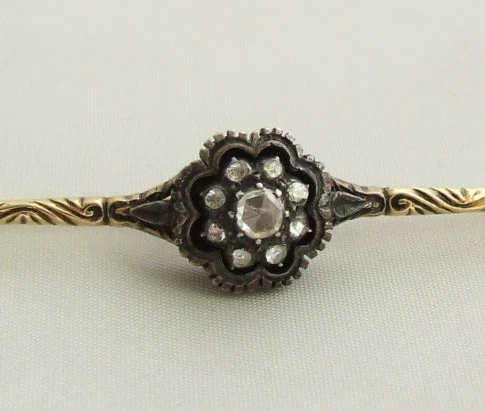 Broche met roosdiamanten