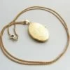 Geel gouden medaillon met bloem motief