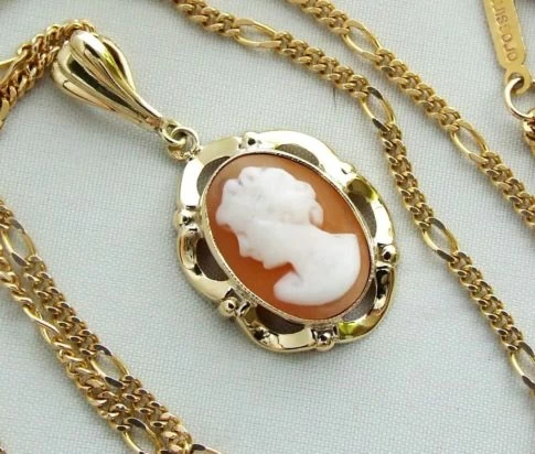 Gouden collier en camee hanger