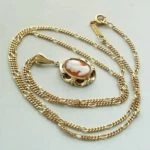 Gouden collier en camee hanger
