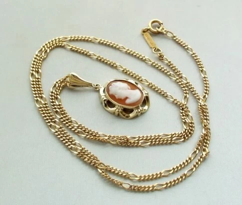 Gouden collier en camee hanger