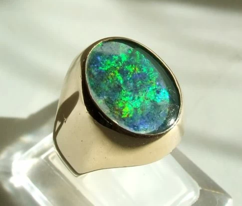Gouden ring met opaal