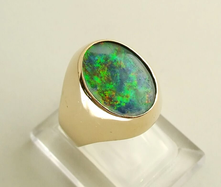 Gouden ring met opaal